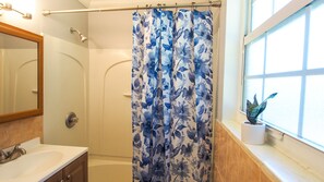 Duschwanne, Haartrockner, Handtücher, Seife