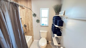 Combined shower/bathtub, hair dryer, towels, soap - Perfect slice of peace and quiet by<br> (Lake Placid)
