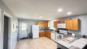 Frigorifero, microonde, forno, piano cottura