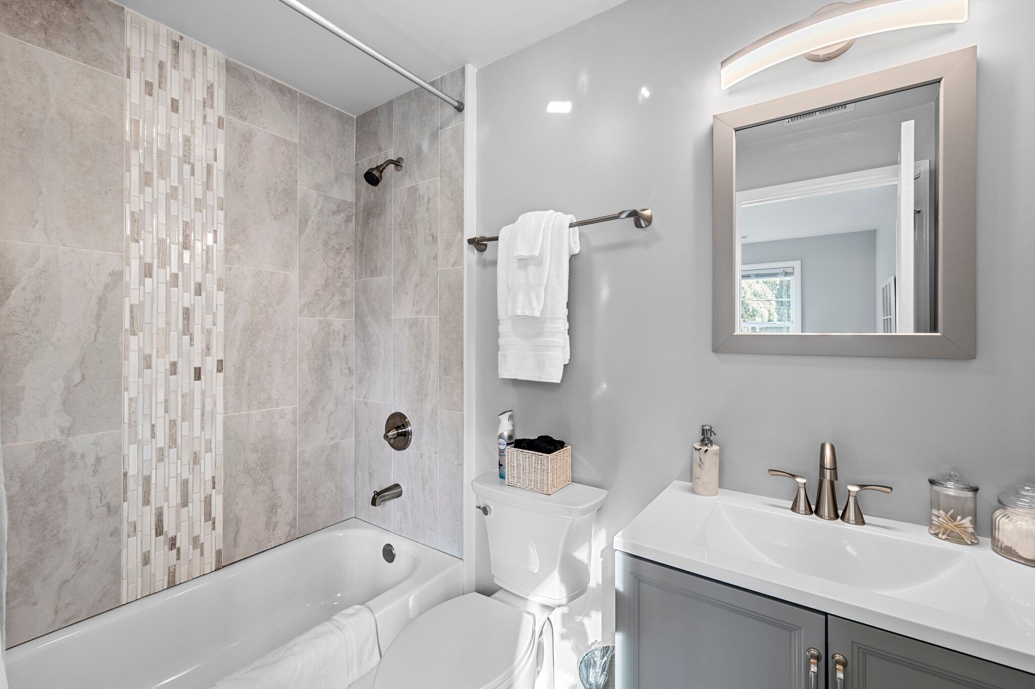 Ensemble douche/baignoire, articles de toilette gratuits, sèche-cheveux