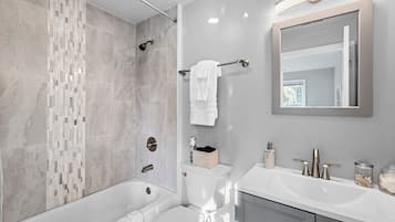 Ensemble douche/baignoire, articles de toilette gratuits, sèche-cheveux