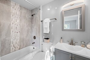 Combined shower/bathtub, free toiletries, hair dryer, towels