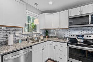 Kylskåp, mikrovågsugn, ugn och spishäll