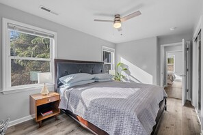 2 bedrooms, iron/ironing board, free WiFi, bed sheets - Cozy, quiet, yet close to downtown, super-fast 1G Internet (Hendersonville)