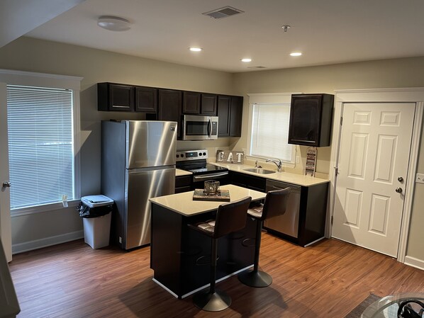 ثلاجة، ميكروويف، فرن، موقد طهي مسطح