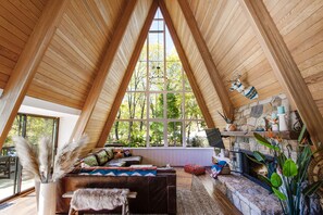 TV connectée, cheminée, lecteur de DVD, baby-foot