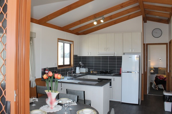 KĂŒhlschrank, Mikrowelle, Herdplatte, Wasserkocher