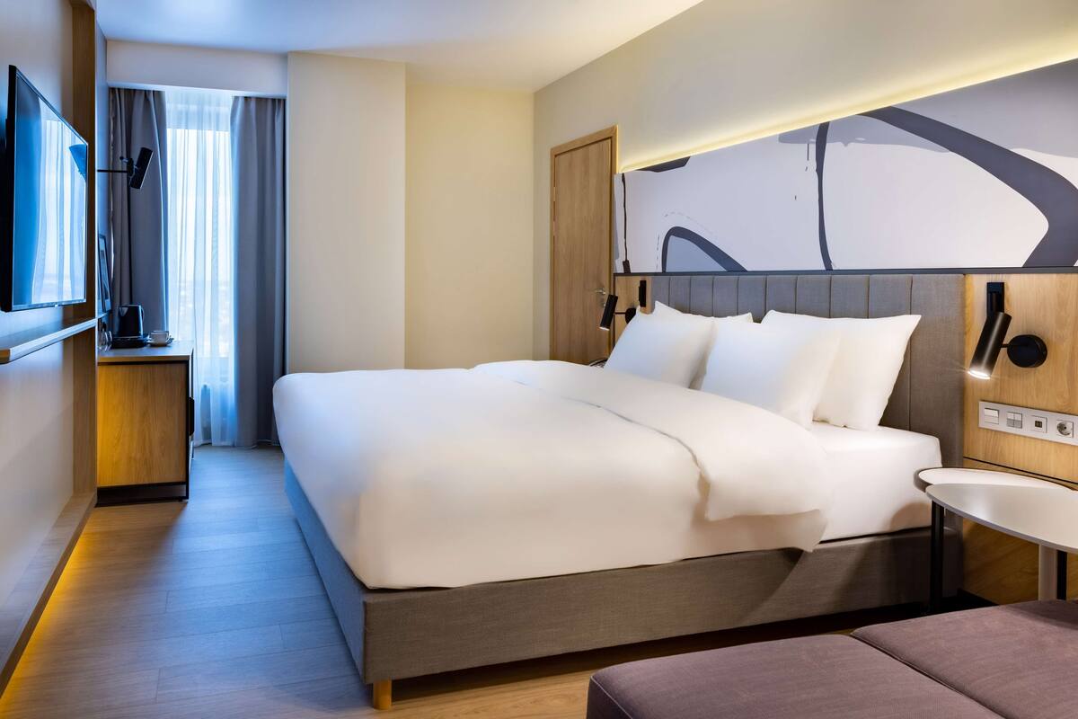 In-room safe, laptop workspace, blackout curtains, bed sheets