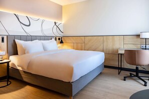 In-room safe, laptop workspace, blackout curtains, bed sheets - Radisson Hotel Gorizont Rostov-on-Don (Rostov-on-Don)