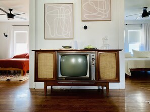2 bedrooms, free WiFi, bed sheets - Midcentury Modern Escape Home (Des Moines)