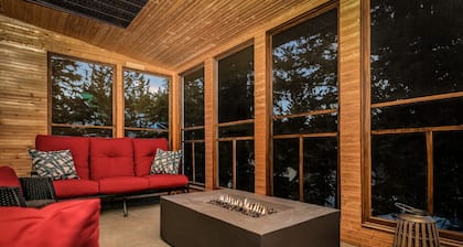 Dream 4-Br 4-Ba | Private Pool & Hot Tub | 2-min DRIVE to Jasper National Park