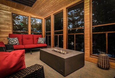 Dream 4-Br 4-Ba | Private Pool & Hot Tub | 2-min DRIVE to Jasper National Park