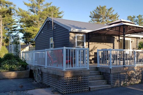 Muskoka Honey Harbour Getaway with Hot Tub!