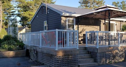 Muskoka Honey Harbour Getaway with Hot Tub!