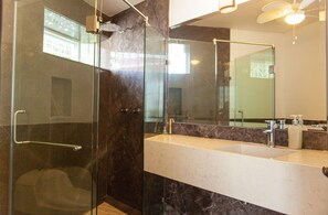 Dusche, Haartrockner, Handtücher, Seife