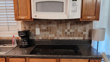 Réfrigérateur, micro-ondes, plaque de cuisson, cafetiÚre/bouilloire