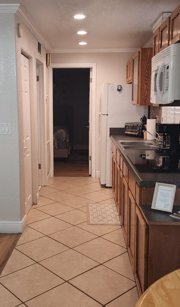 Fridge, microwave, stovetop, coffee/tea maker - Cute & Cozy 1 bedroom guesthouse located in Winter Haven FL (Winter Haven)