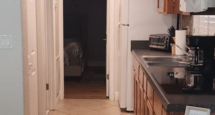 Cute & Cozy 1 bedroom guesthouse located in Winter Haven FL