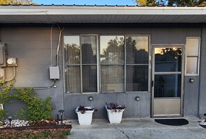 Exterior detail - Cute & Cozy 1 bedroom guesthouse located in Winter Haven FL (Winter Haven)