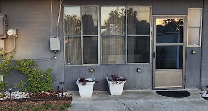 Cute & Cozy 1 bedroom guesthouse located in Winter Haven FL