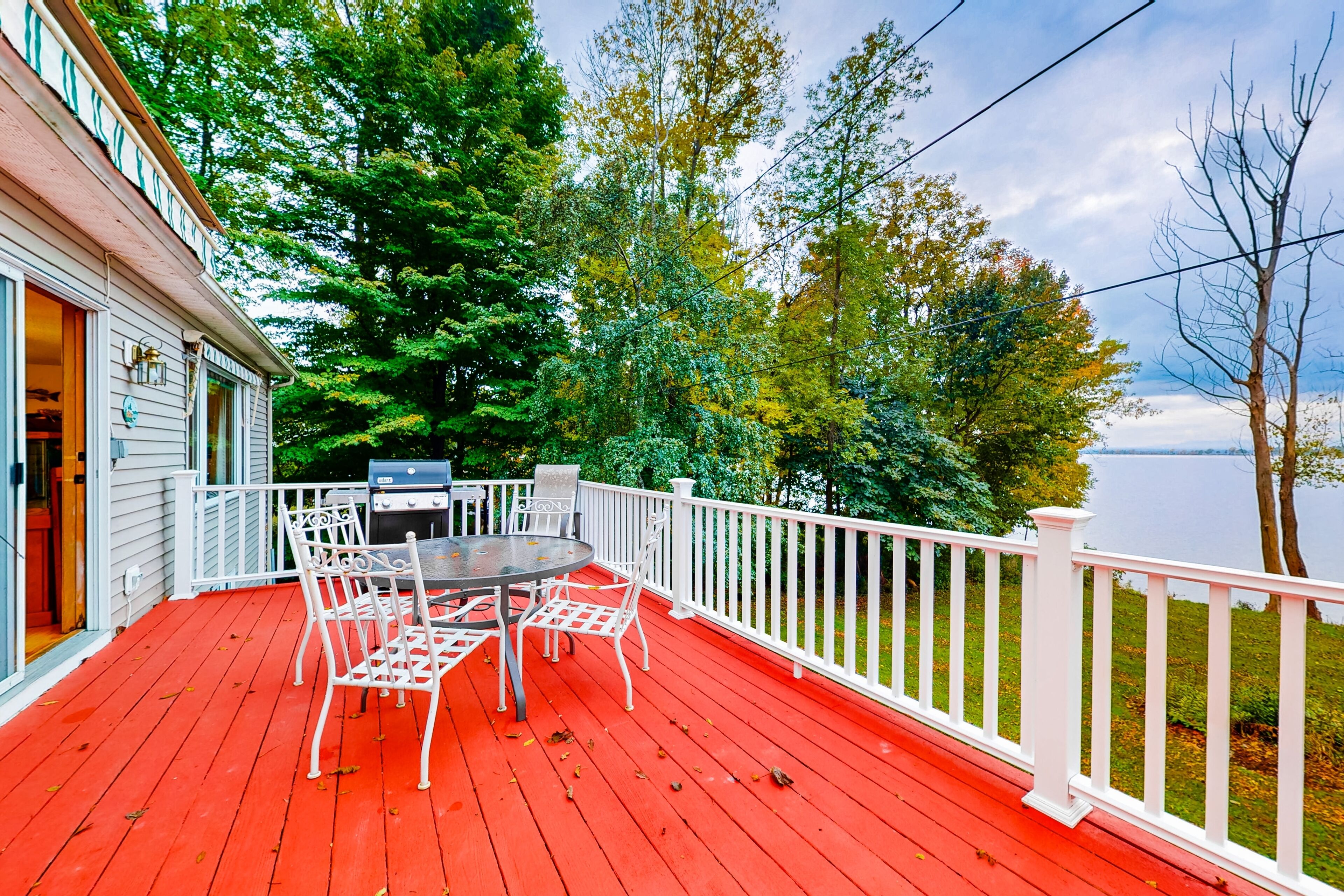 Dog-friendly sunset lake house on Lake Champlain with fast WiFi, W/D, & fishing