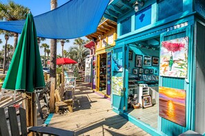 Property grounds - Luxury Family-Friendly Condo w/ Three Shared Pools, Hot Tubs, WiFi, AC, and W/D (Santa Rosa Beach)