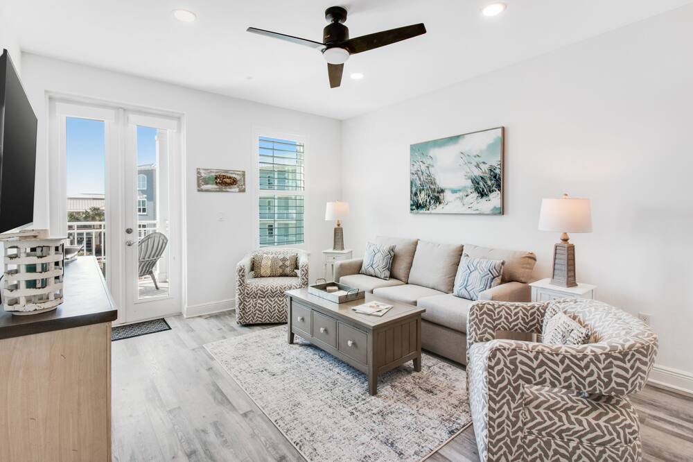 Luxury Family-Friendly Condo w\/ Three Shared Pools, Hot Tubs, WiFi, AC, and W\/D