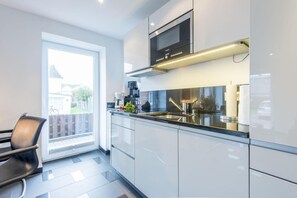 Réfrigérateur, micro-ondes, plaque de cuisson, lave-vaisselle