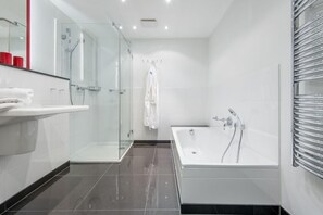 Douche, sèche-cheveux, serviettes fournies