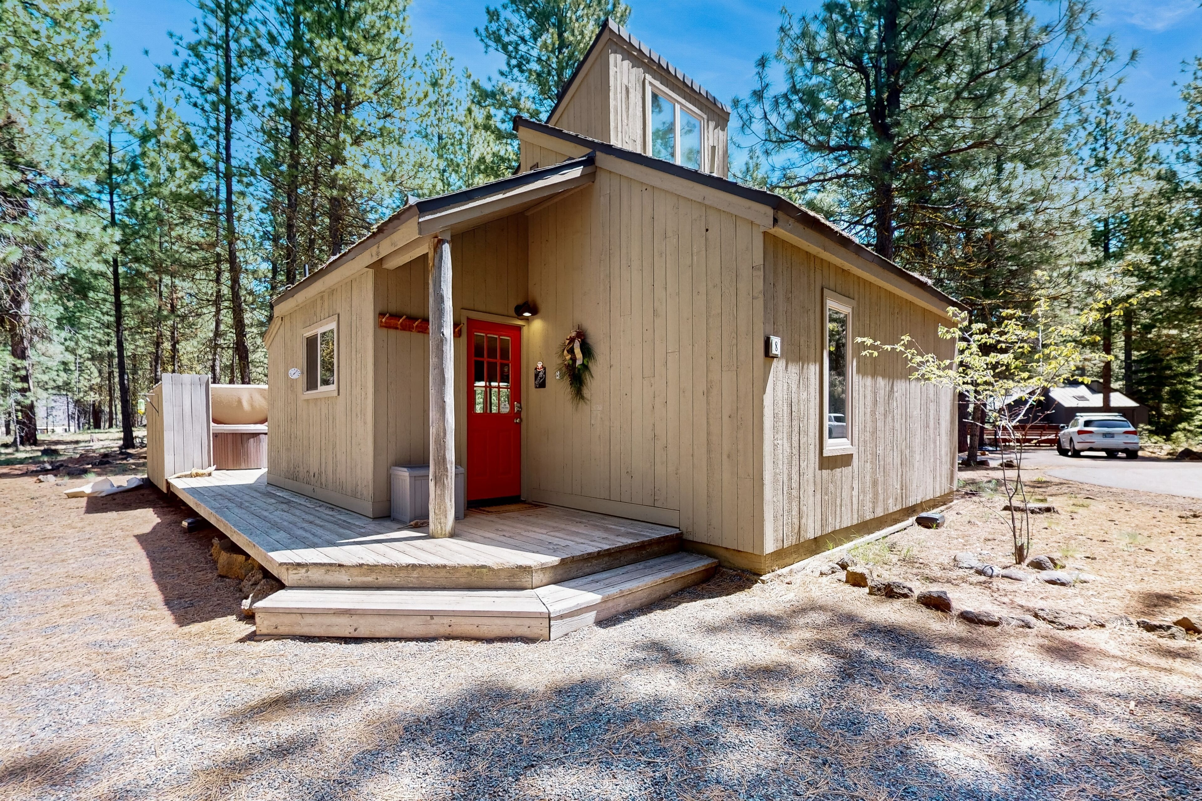 Cozy black Butte cabin with fireplace, private hot tub, & deck