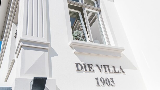 La façade d’un immeuble portant l’inscription « DIE VILLA 1903 ».