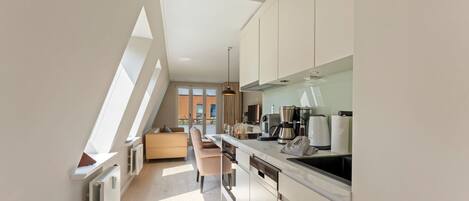 Fridge, oven, stovetop, dishwasher