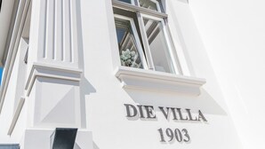 Fachada de edificio con la inscripción 'DIE VILLA 1903'.