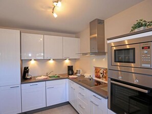 Fridge, microwave, oven, stovetop - House Nordmarkgarten, Whg. 7a - House Nordmarkgarten (Sylt)