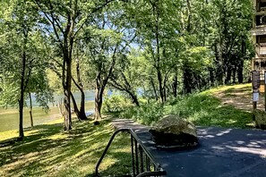 Property grounds - Golf course-adjacent condo with pools, hot tub & tennis (Branson)