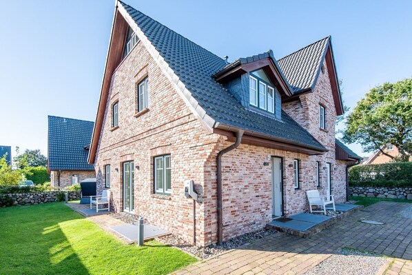 Unclassified image, 1 of 38, button