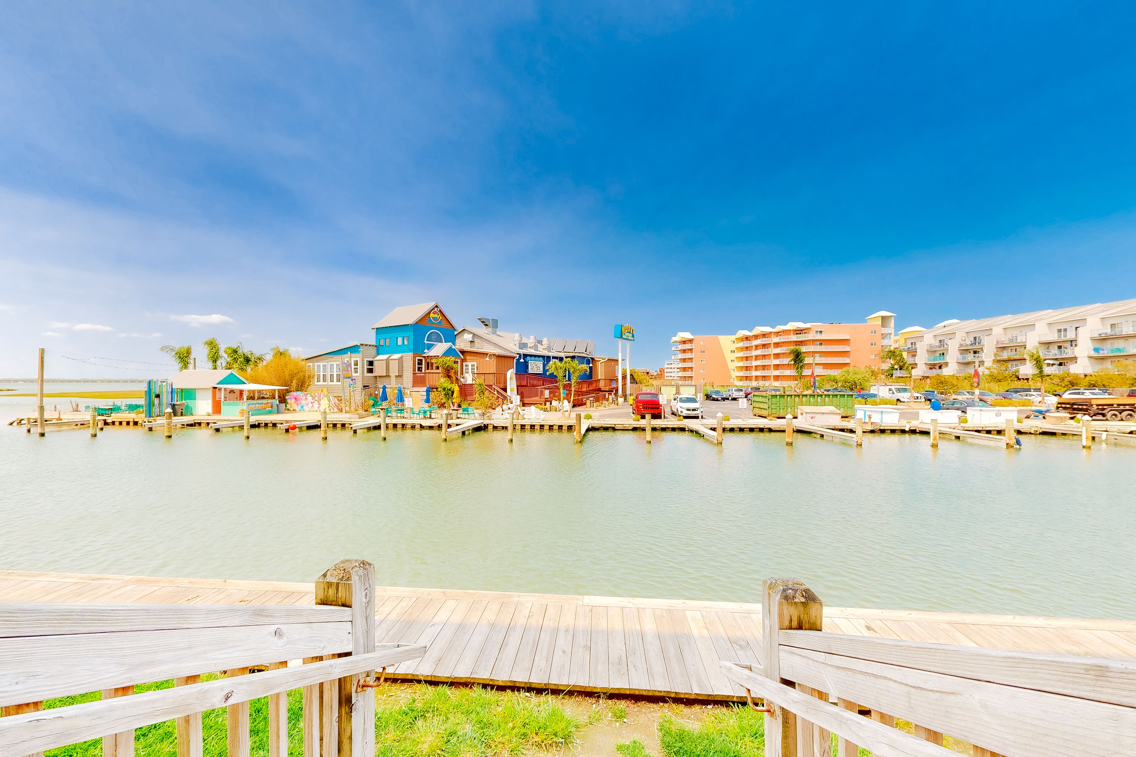 Bright & Airy Waterfront Townhome W/ Bay Views, Private Dock & Free WiFi