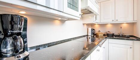 Fridge, microwave, stovetop, dishwasher