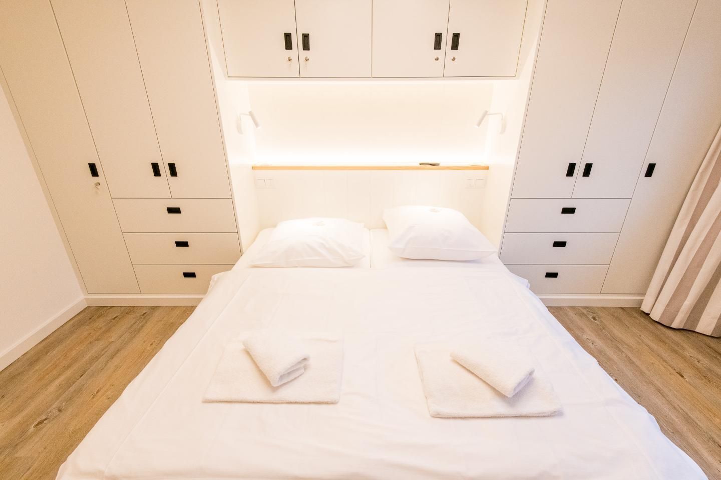 2 habitaciones, tabla de planchar con plancha, wifi y ropa de cama 