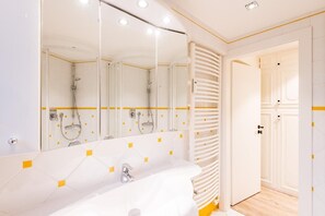 Dusche, Haartrockner, Handtücher