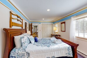 3 bedrooms, iron/ironing board, internet, bed sheets