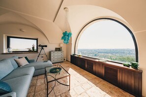 Una Smart TV, una chimenea