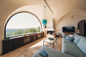Televisión y chimenea