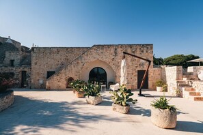 Exterior - Terra, Fuoco & Acqua Apartment – Scenic Villa Escape. Step into the heart of authentic Puglia at Masseria Minetta (Cisternino)