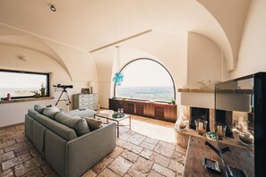 Smart TV, fireplace - Masseria Minetta – Scenic Villa Escape. Pet Friendly (Cisternino)