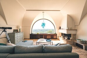 Smart TV, fireplace
