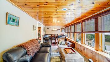 Een televisie, videogames, een dvd-speler en tafelvoetbal