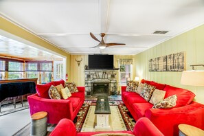 Téléviseur, jeux vidéo, lecteur de DVD, table de baby-foot