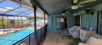 Waterfront Oak Retreat, Nov Special Pool, Spa/Dock/2 King BR, kayaks/Pet-Welcome