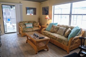 TV connectée, baby-foot, livres, chaîne hi-fi